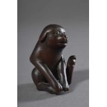 Holz Netsuke "Sitzender Welpe" mit Hornaugen, H. 4cmWooden netsuke ''sitting puppy'' with horn eyes,