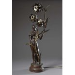 Jugendstil Tischlampe "Frau mit 3 Blüten", Bronze brüniert/Zinkguss, H. 77cm, DruckstelleArt Nouveau
