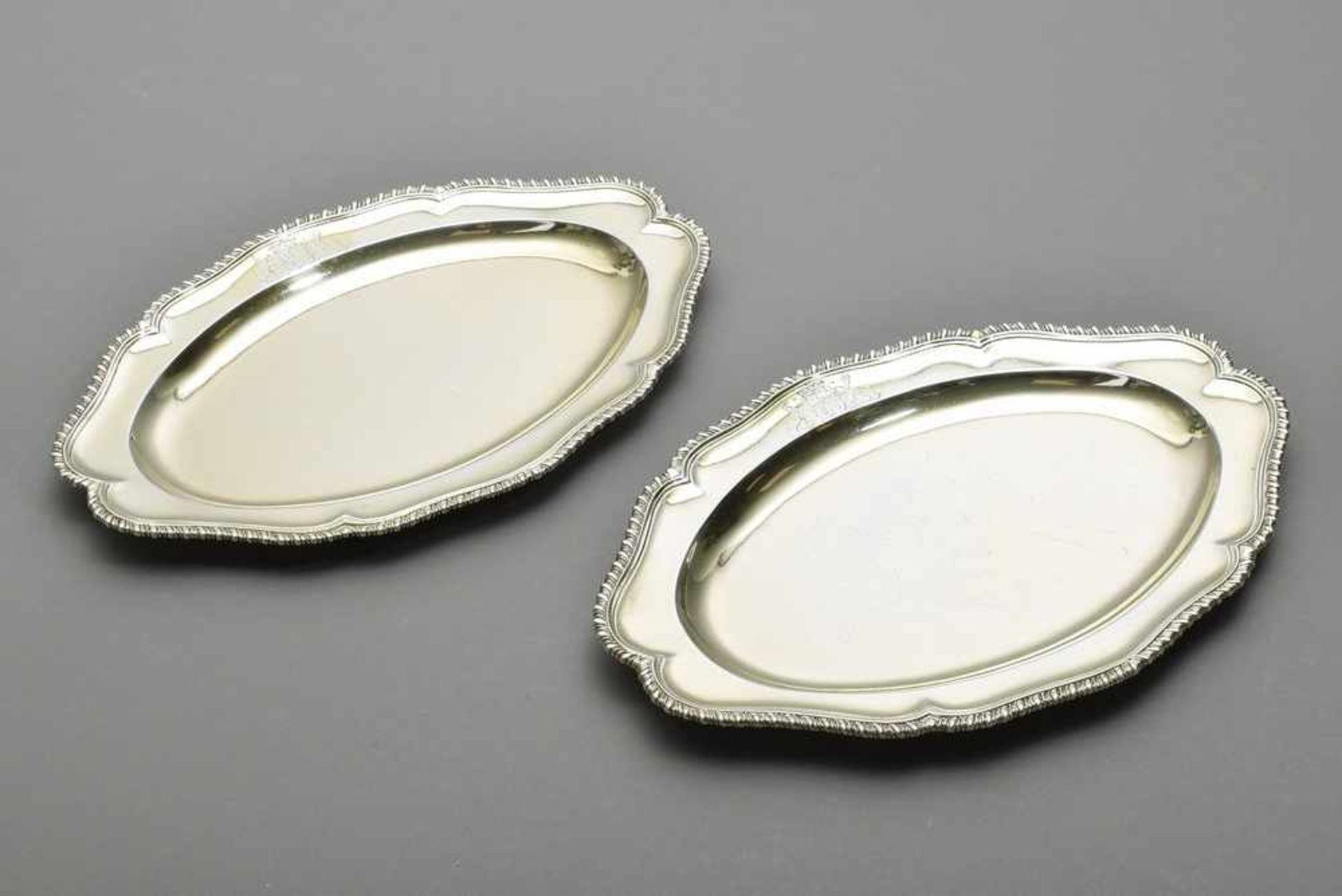 Paar ovale Platten mit Rillenrand und graviertem Allianzwappen "Paulet Marquess of Winchester" sowie - Image 2 of 4