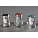 3 Diverse Fingerhüte mit verschiedenen Glasspitzen und Gravurdekor, Silber 830, 14,92g, H. 1,9-2,