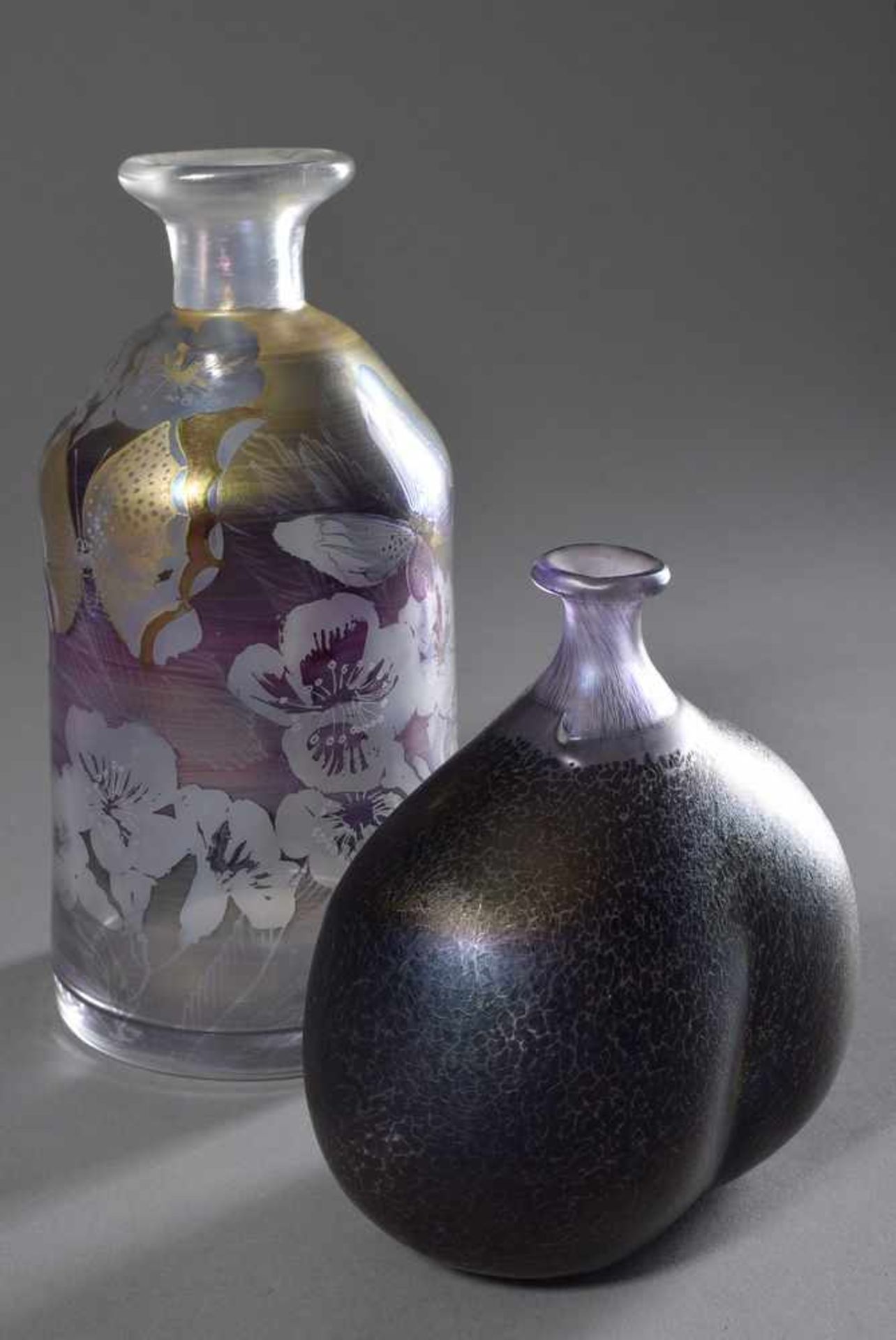 2 Moderne Glas Vasen von Erwin Eisch "Blumen und Schmetterlinge" und Bertil Vallien (Kosta Boda) "