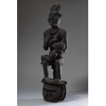 Bangwa Herdfigur "Mutter mit Kind" auf janusköpfiger Sonnenmaske, Kamerun/Grasland, starke