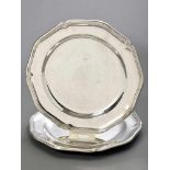 2 Runde Teller mit Chippendale Rand, Walter H. Willson Ltd., London 1955, Silber 925, 606g, Ø