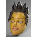 Ibibio Maske, kronenartiger Frisuraufbau mit seitlichen Locken, gelb eingefärbt mit rotem Mund,