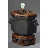 Sechseckiger Bronze Censer mit Holzsockel und -deckel, Jadegriff und seitlichen Mascarons,