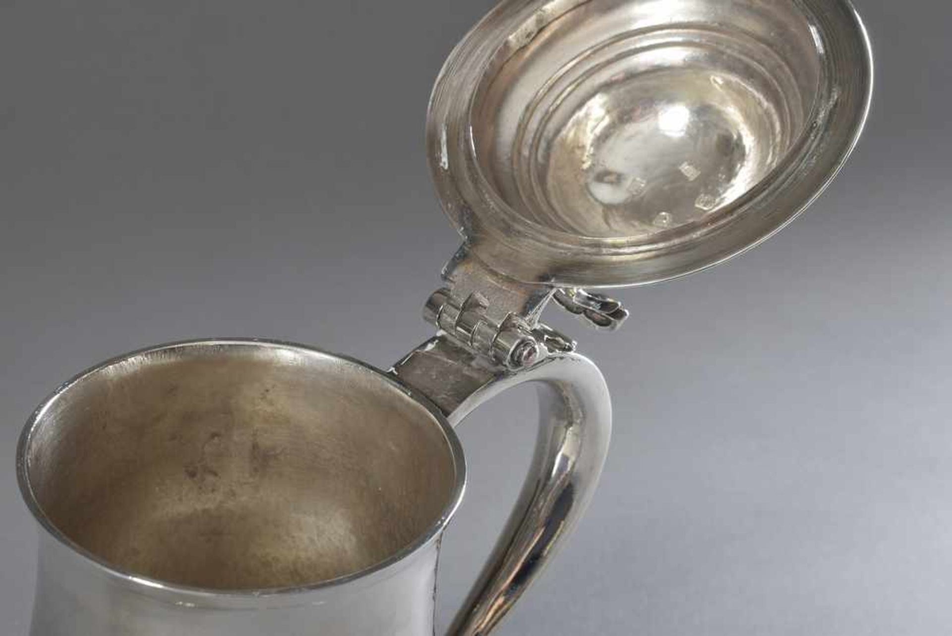 Antiker Tankard mit Deckel und Widmung unter dem Standring, Louis Black, London um 1764, Silber 925, - Image 4 of 4