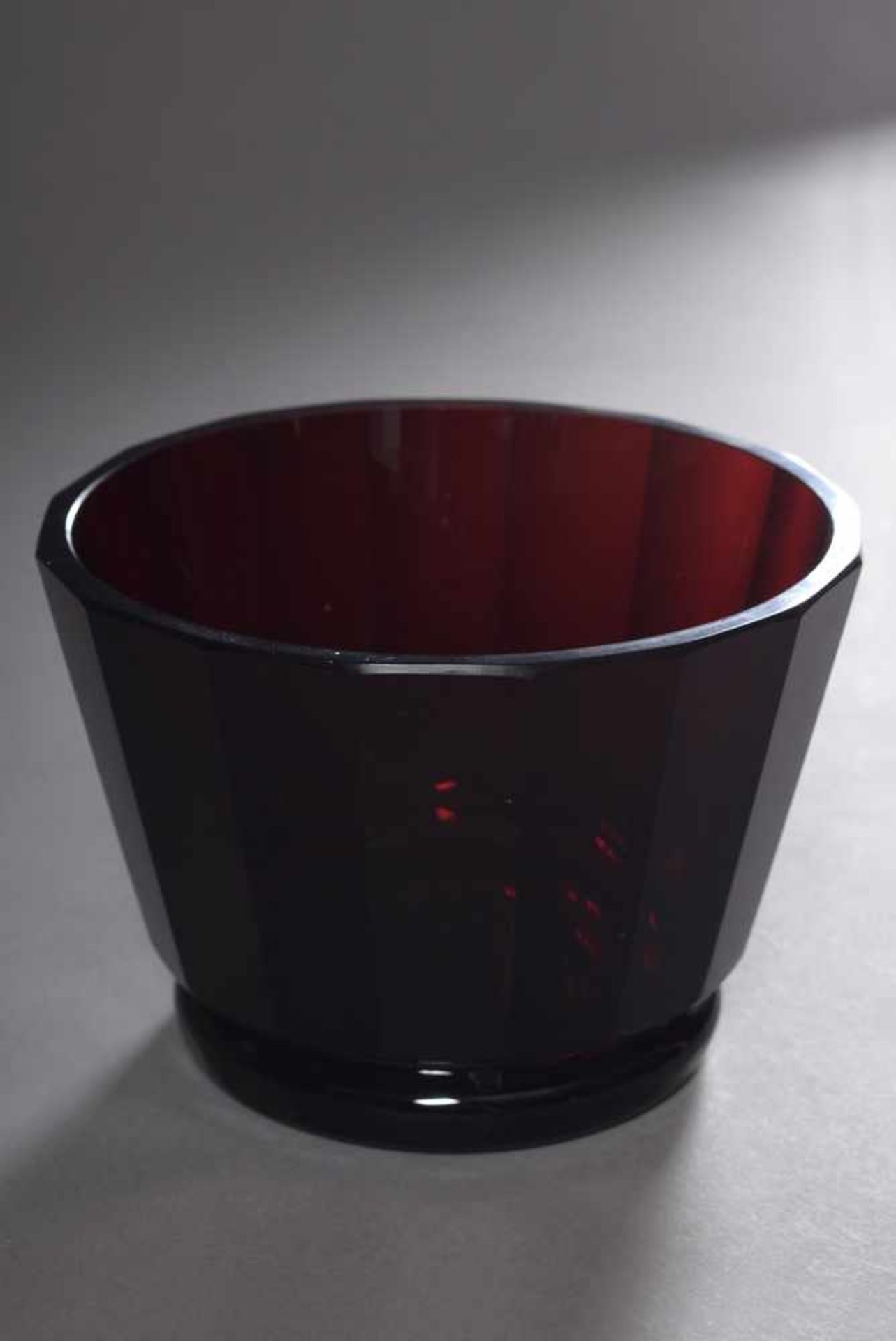 Facettierte Rubinglas Vase, um 1920/30, H. 11cmFacetted ruby glass vase, around 1920/30, h. 11cm
