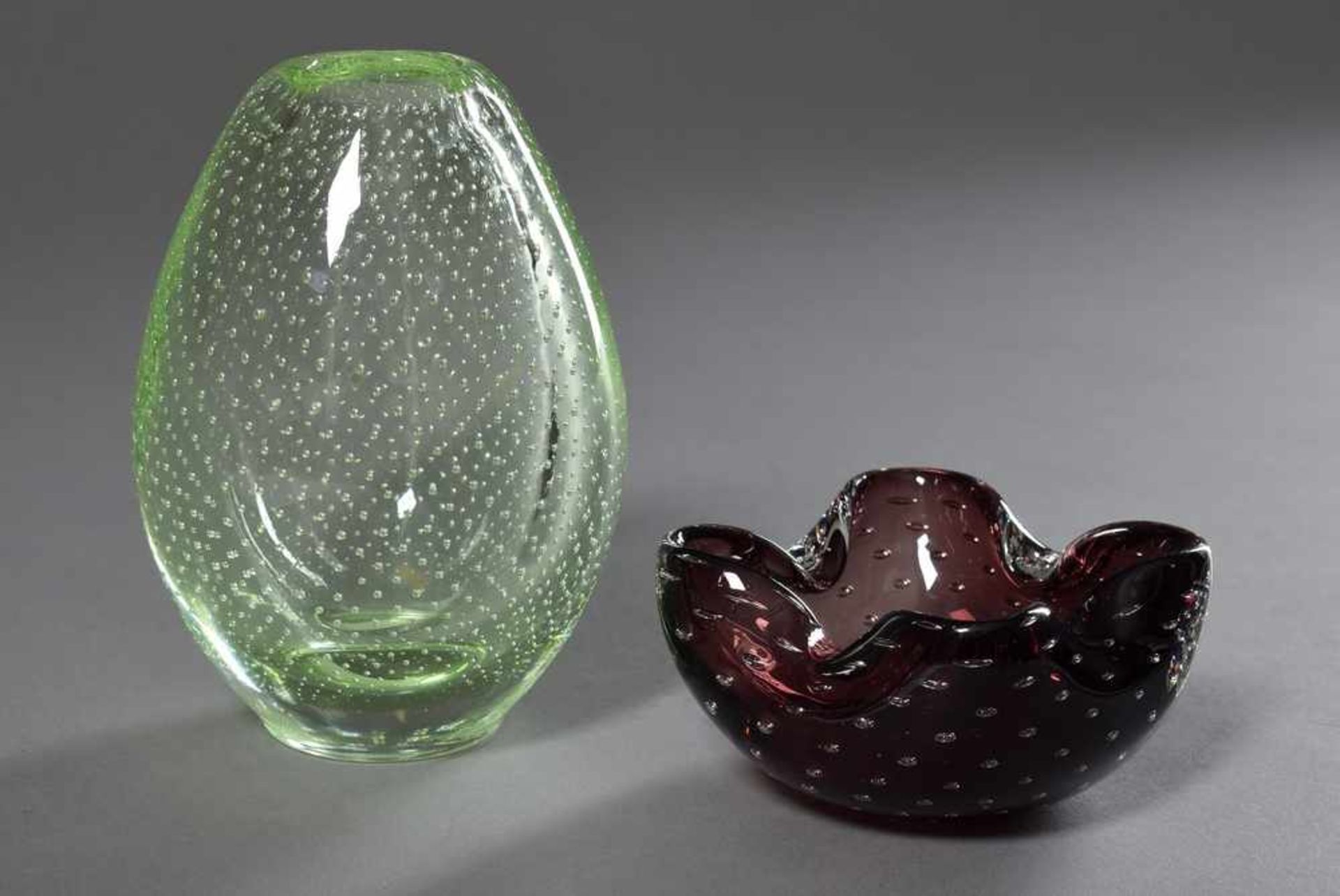 2 Diverse Teile Midcentury Blasenglas: ovoide Vase und Ascher in hellgrün und violett, Murano, H.