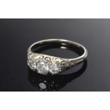 GG 585 Art Deco Ring, Ringkopf platiniert mit 3 Altschliff-Diamanten und 8 Diamantrosen (zus. ca.