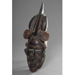 Senufo Maske mit hohem kunstvollem Frisuraufbau, Gesichts-Tatauierungen, helles Holz mit schwarz/