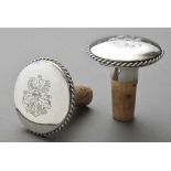 2 Diverse Korken mit Wappengravur und Kordelrand, Silber 925, 69g, Ø 5,5cm2 Various corks with