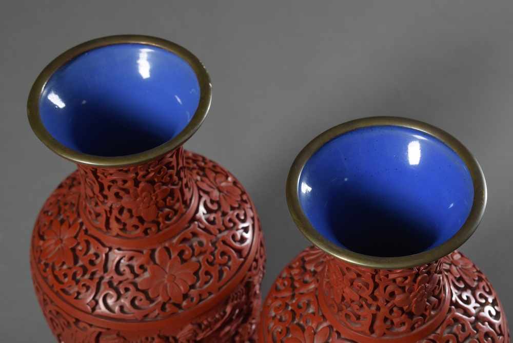Paar moderne Schnitzlack Vasen "Landschaften", China 20.Jh., H. 26cm, 1x etwas def.Pair of modern - Image 4 of 6