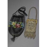 2 Diverse Perlstickerei Beutel und Tasche mit Blumenfries auf grauem Fond und Gold Ornament mit
