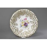 Meissen Prunkteller mit goldstaffiertem plastischem Blattdekor und Blumenmalerei, PM: C113, um 1900,