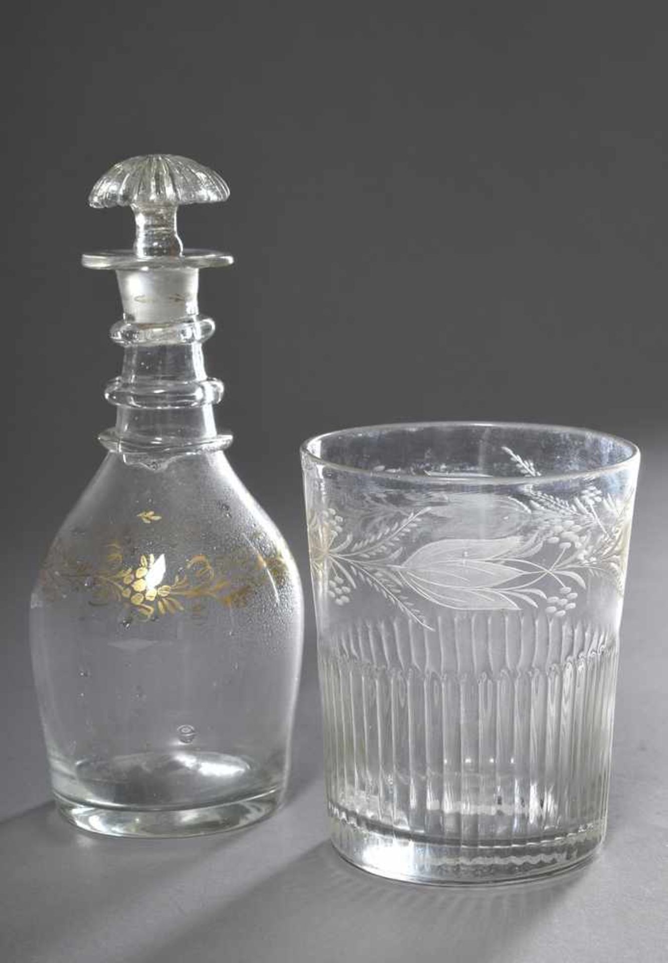 2 Diverse Teile bäuerliches Biedermeier Glas: Becher mit Blattschliff und Karaffe mit zartem