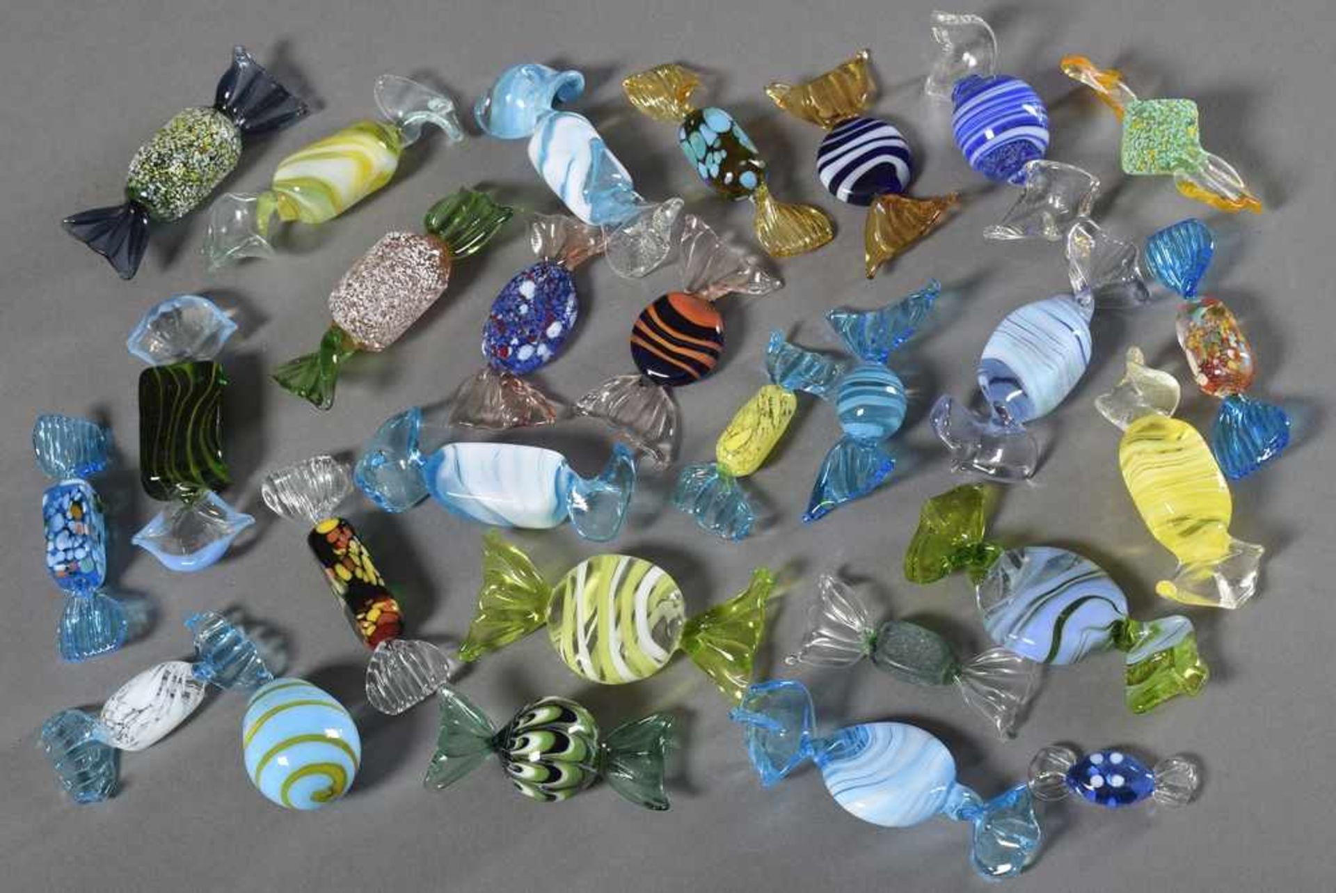 27 Murano Glas Bonbons in Gelb- und Blautönen, z.T. etwas bestoßen27 Murano glass candies in - Bild 2 aus 2