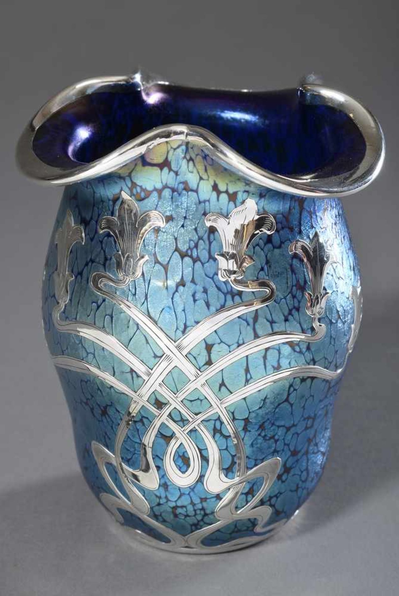 Kleine Loetz Wwe/Klostermühle Vase "Cobalt Papillon" mit floralem Silver Overlay "Lilien" und