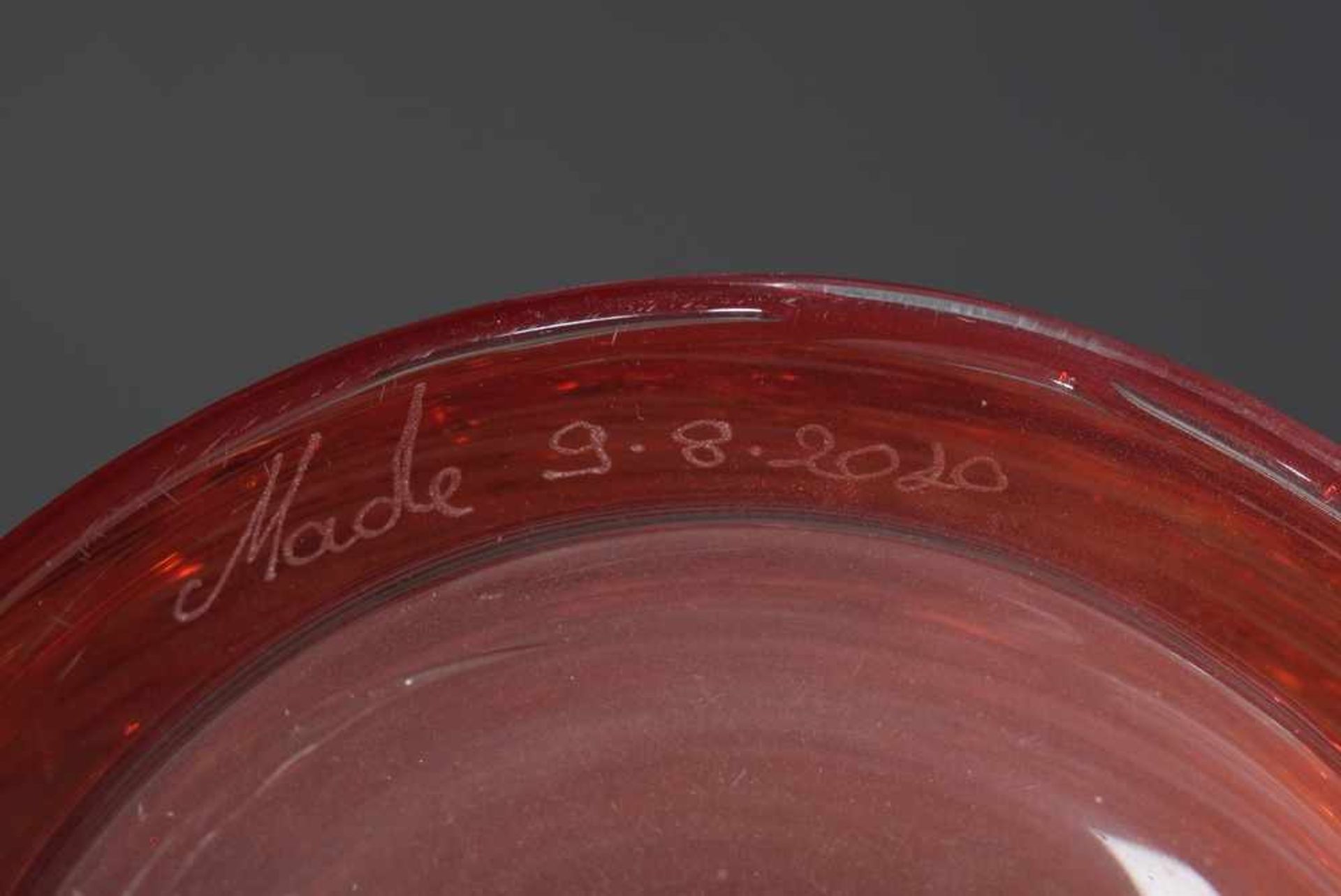 Hohe Murano Vase, farbloses Glas mit rotem Fadenaufschmelzungen, verso sign. "Tino Rossi" sowie dat. - Bild 3 aus 3