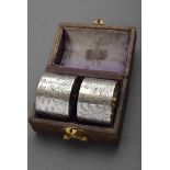 2 Fein gravierte Serviettenringe "Pfauen" in Etui, London 1889, Silber, 55,2g, 3x4cm2 Fine