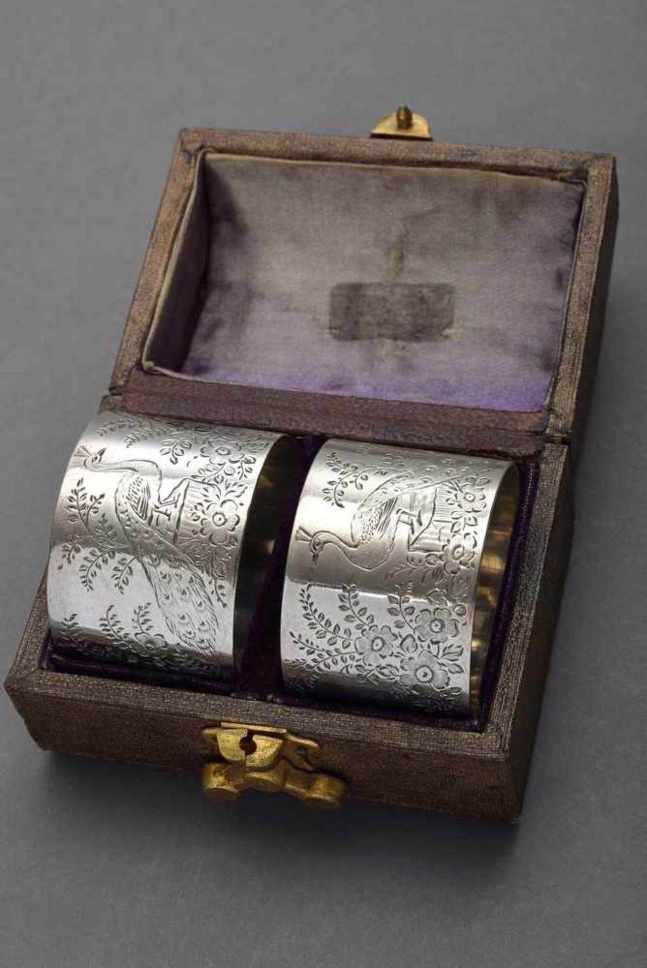 2 Fein gravierte Serviettenringe "Pfauen" in Etui, London 1889, Silber, 55,2g, 3x4cm2 Fine