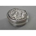 Miniatur Silber Dose mit Relief Dekor "Dame in Park", innen mit Klappdeckel, vergoldet, um 1750,