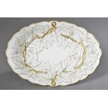 Ovale Meissen Schale mit Weinblatt Relief, Gold staffiert, um 1900, 29x20cm, leicht beriebenOval