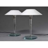 Paar Bauhaus Lampen mit Milchglas Schirm und Glas/Chrom Fuß, Variation eines Entwurfs von Wilhelm