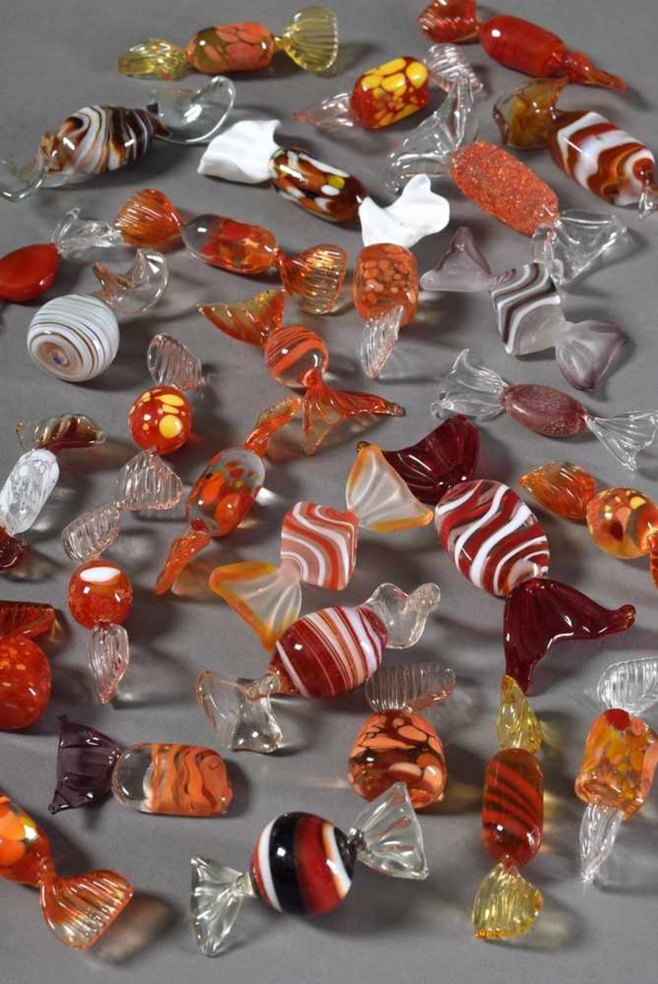 29 Diverse Murano Glas Bonbons in Rottönen, z.T. etwas bestoßen29 Various Murano glass candies in