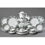 26 Teile Meissen Restservice "Mahonienranken" 20.Jh., bestehend aus: Kaffeekanne (H. 24cm),