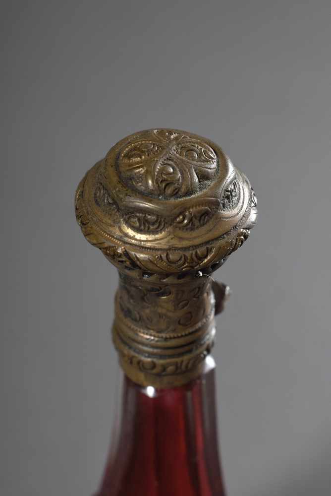 Biedermeier Flakon, rotes Überfangglas mit Metalldeckel und goldenem Wurmliniendekor, H. 10cm, - Image 2 of 2