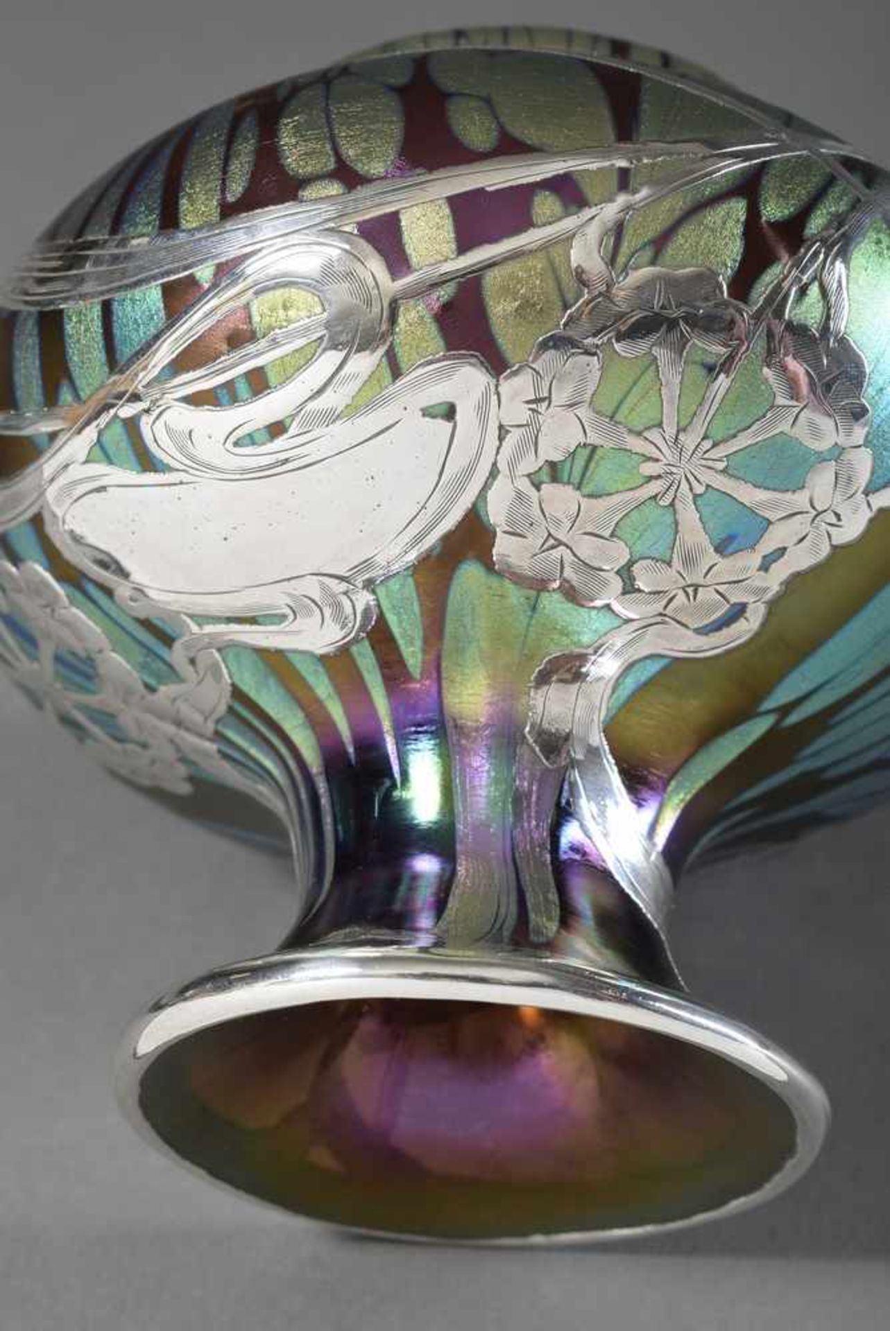 Kleine Loetz Wwe/Klostermühle Vase "Medici" mit floralem Silver Overlay "Trompetenblumen", bauchiger - Bild 5 aus 5