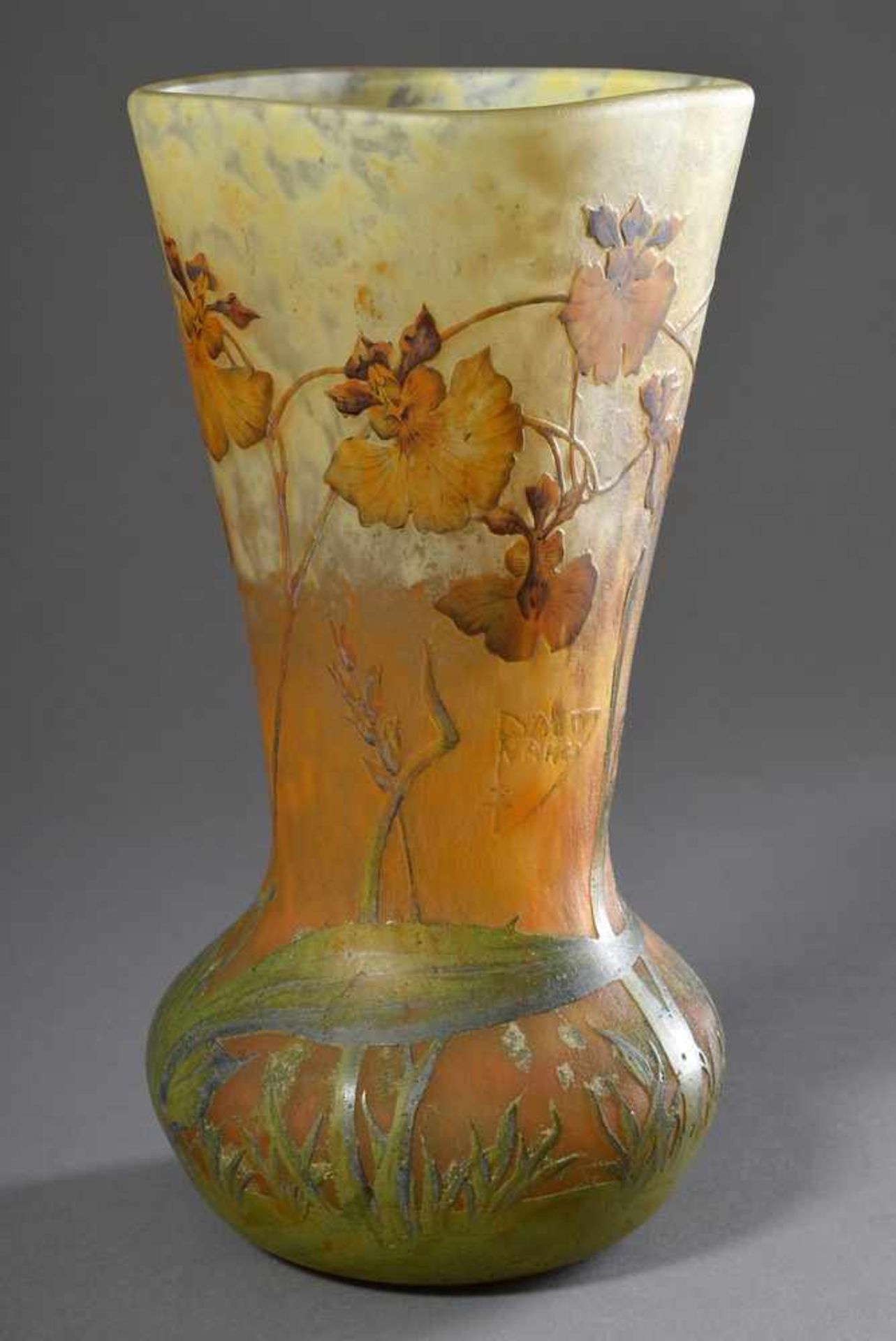 Große Daum/Nancy Vase "Orchideen" mit bauchigem Korpus und langem trichterförmigem Hals, grün/