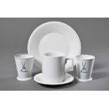 4 Diverse Teile moderne weißes Meissen Porzellan: Teetasse auf UT (H. 10,5cm), Teller (Ø 20cm), 2 "