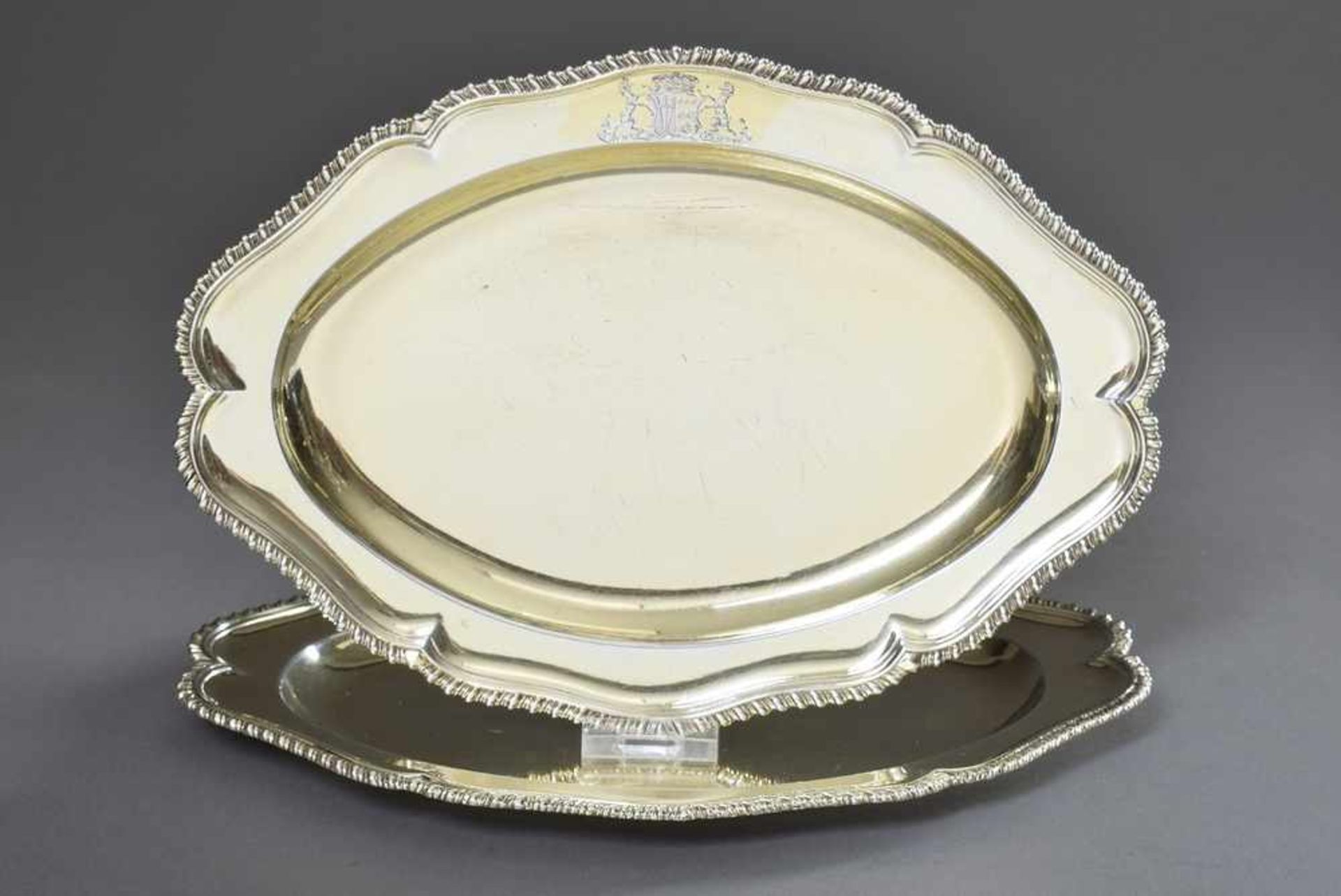 Paar ovale Platten mit Rillenrand und graviertem Allianzwappen "Paulet Marquess of Winchester" sowie