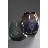 2 Diverse moderne Glas Vasen in ovoider Form mit zweifarbigem Spiraldekor und violett mit
