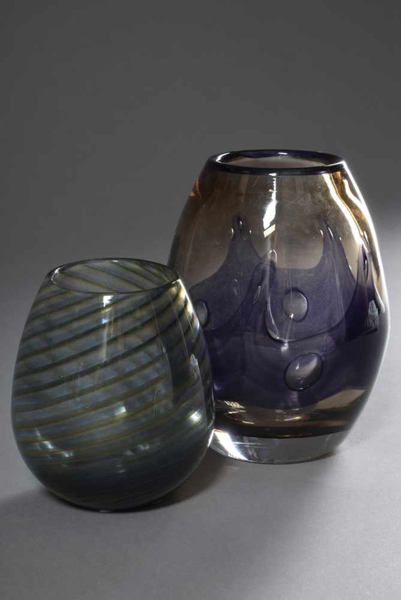 2 Diverse moderne Glas Vasen in ovoider Form mit zweifarbigem Spiraldekor und violett mit