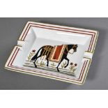 Hermès Porzellan Ascher "Pferd mit roter Decke", farbiges Druckdekor, 19,5x16cmHermès porcelain
