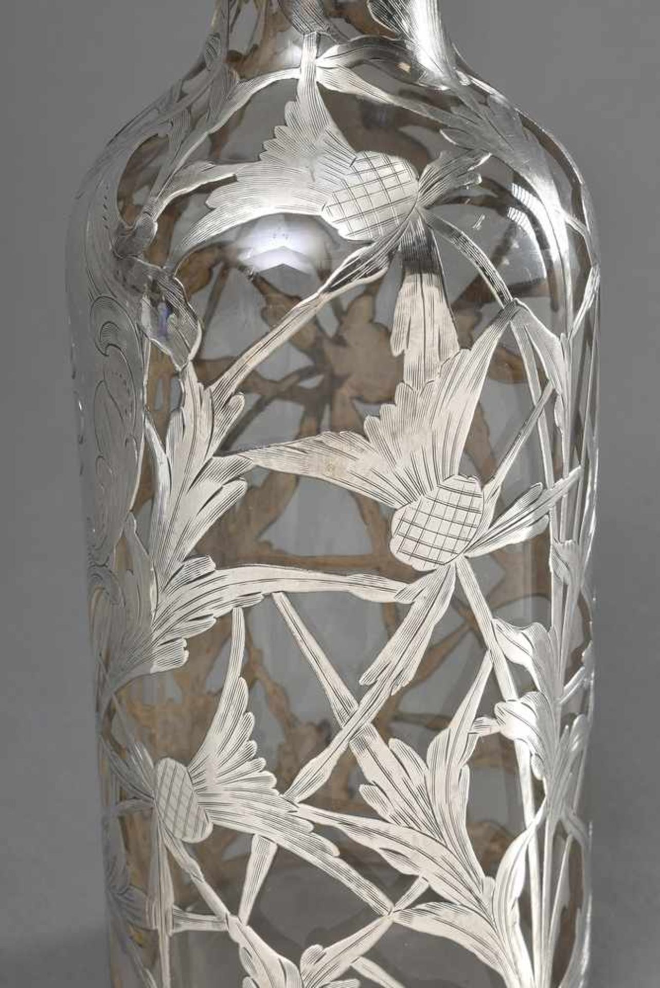 Karaffe in Flaschenform mit floralem Silber Overlay "Disteln" und Monogramm "CHW", H. 30cm, - Bild 2 aus 5
