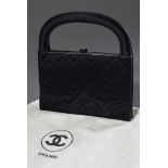 CHANEL Abendtasche aus gestepptem Satin mit festem Handbügel und kleinem Verschlussknopf, innen