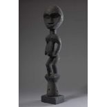 Eket Figur "Stehende Frau", Nigeria, Rußpatina, H. 74cm, Spannungsrisse, norddeutsche