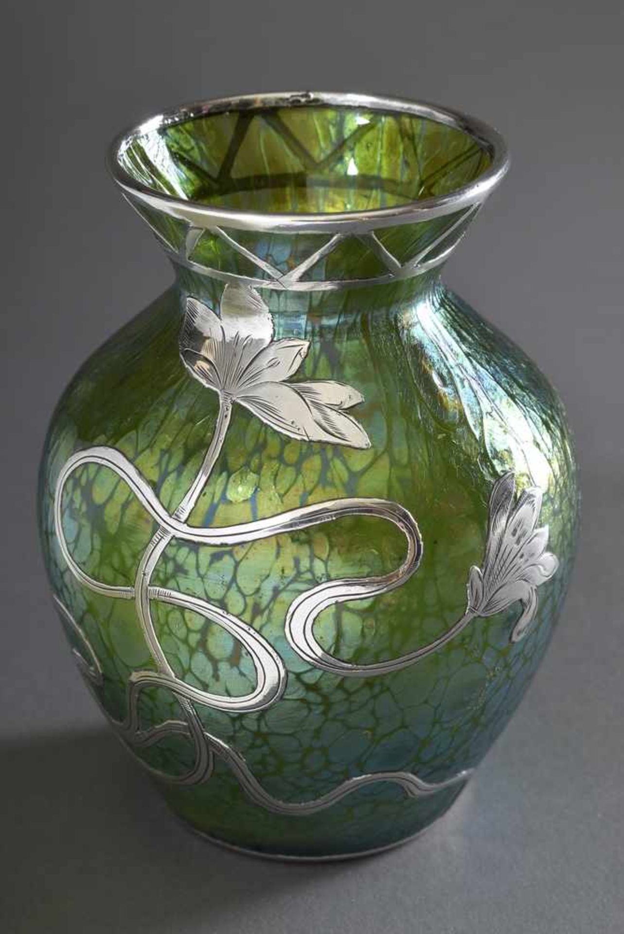 Kleine Loetz Wwe/Klostermühle Vase "Crete Papillon" mit floralem Silver Overlay "Lilien",