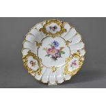 Meissen Prunkteller mit reliefierten Rocaillekartuschen "Blumenbouquet", PM: F152a, 20.Jh., Ø