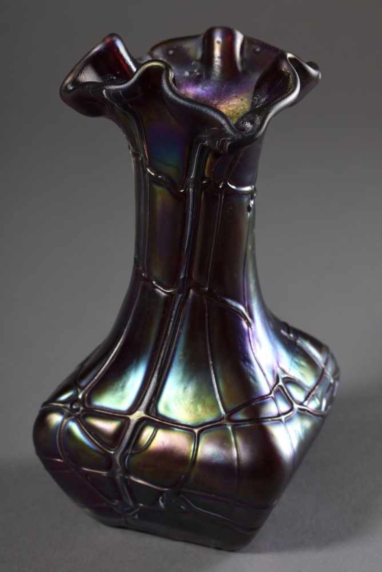 Kleine Jugendstil Vase mit Fadenauflage, lüstrierender Oberfläche und blütenförmiger Mündung, wohl