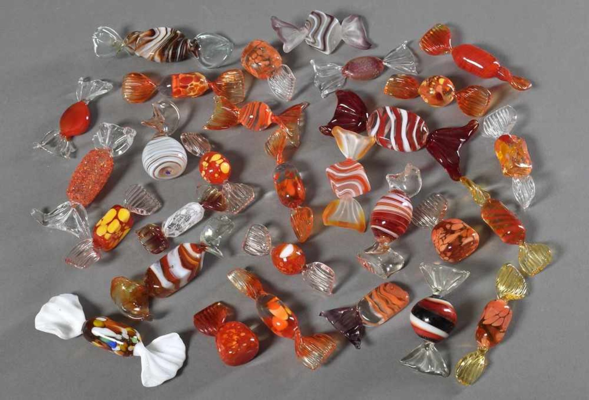 29 Diverse Murano Glas Bonbons in Rottönen, z.T. etwas bestoßen29 Various Murano glass candies in - Bild 2 aus 2