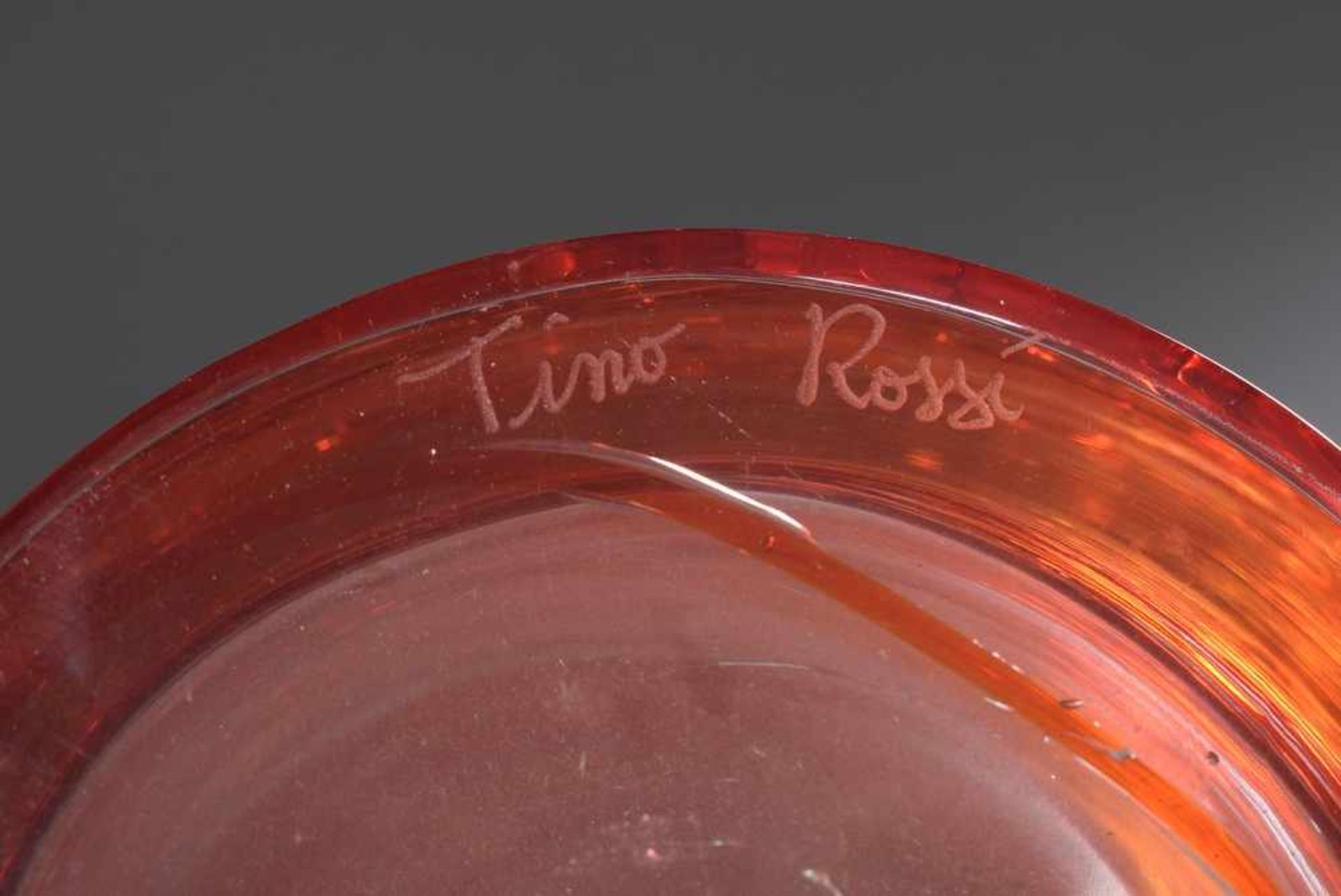 Hohe Murano Vase, farbloses Glas mit rotem Fadenaufschmelzungen, verso sign. "Tino Rossi" sowie dat. - Bild 2 aus 3