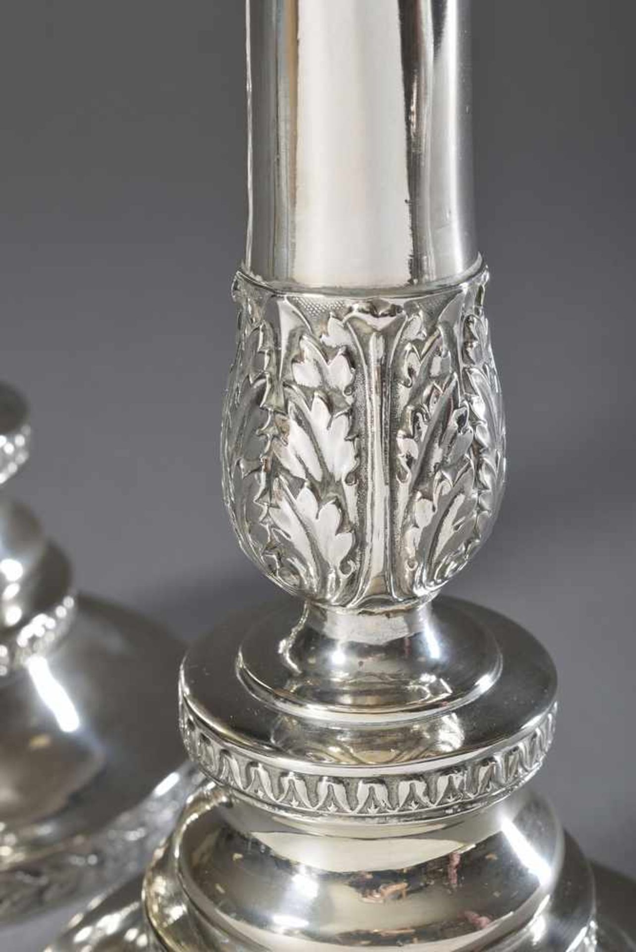 Paar Biedermeier Leuchter mit Akantusblattdekor, MZ: I.M.G., Silber (gefüllt), 13 Lot, H. 25,5cm, - Image 2 of 2