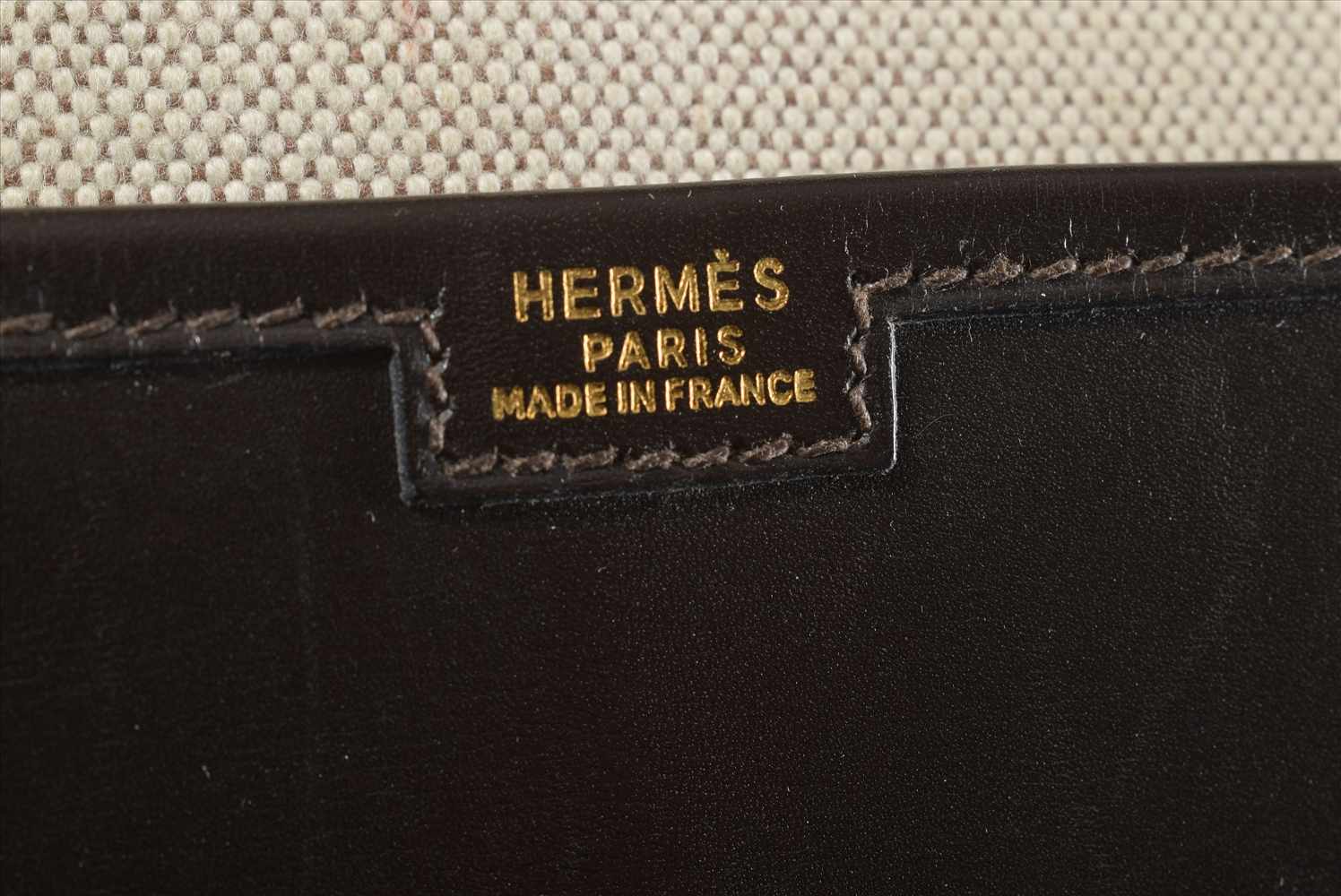 Hermès Clutch mit großer Leder "H" Schließe, dunkelbraunes Boxcalf Leder, innen helles Leinen, - Image 3 of 4