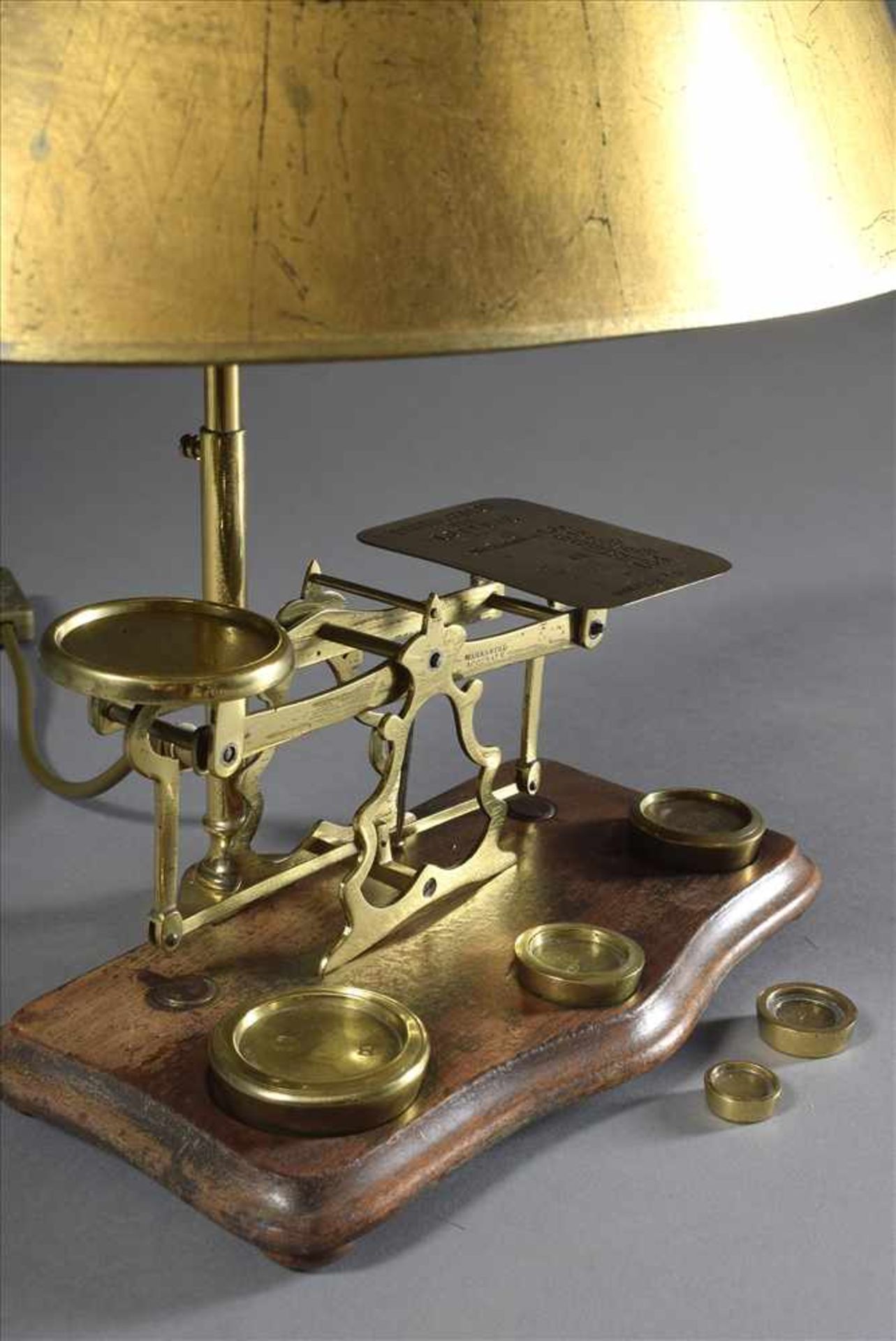 Englische Messing Briefwaage als Lampe montiert, mit Gewichten, H. 43cmEnglish brass letter scale - Bild 4 aus 6