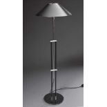 Moderne Stehlampe mit Metallschirm, verchromt, H. 143cmModern floor lamp with metal shade, chrome-