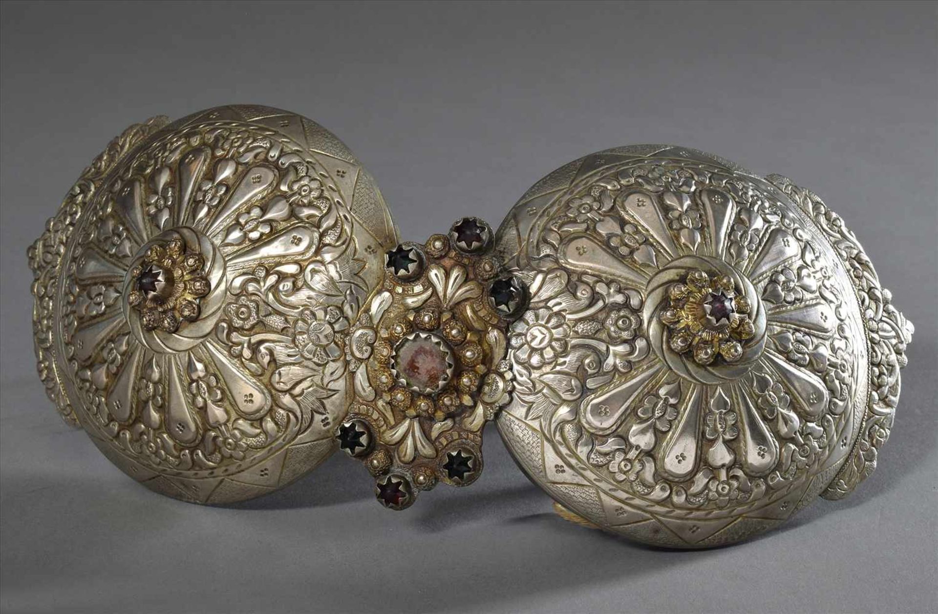 Osmanische Gürtelschließe mit Glassteinen und reichem Reliefdekor, 2teilig, Messing versilbert, L.